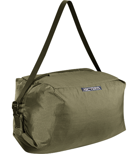 Haku Rope Bag Simple, functional rope bag with integrated tarp and a unique loading system that makes it easy to pack the rope into the main compartment for fast easy transport between climbs.