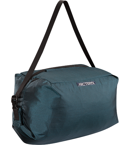 Haku Rope Bag Simple, functional rope bag with integrated tarp and a unique loading system that makes it easy to pack the rope into the main compartment for fast easy transport between climbs.