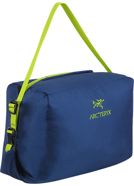 Haku Rope Bag Simple, functional rope bag with integrated tarp and a unique loading system that makes it easy to pack the rope into the main compartment for fast easy transport between climbs.