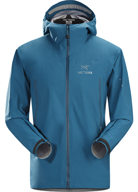 Zeta AR Jacket Men's Die vielseitige Trekking- und Kletterjacke überzeugt mit dem komfortablen, wasserdichten und atmungsaktiven Schutz von GORE-TEX®-Material mit GORE® C-KNIT™ Backer Technologie.