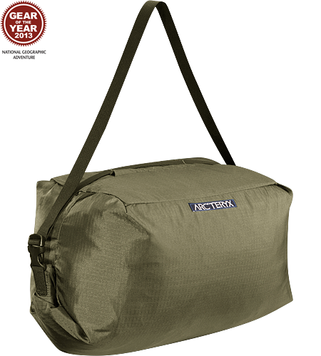 Haku Rope Bag Simple, functional rope bag with integrated tarp and a unique loading system that makes it easy to pack the rope into the main compartment for fast easy transport between climbs.