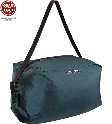 Haku Rope Bag Simple, functional rope bag with integrated tarp and a unique loading system that makes it easy to pack the rope into the main compartment for fast easy transport between climbs.