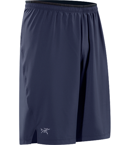 Incendo Long Homme Short léger à la coupe ample, et qui sèche rapidement ; parfait pour un ensemble d'activités d'aérobie.