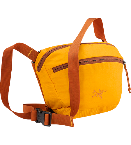 Maka 2 Une version plus large du sac Maka, ce petit sac de voyage peut être porté autour de la taille, ou sur l'épaule.