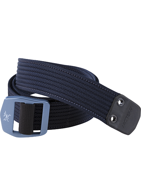 Ceinture Conveyor Ceinture texturée et solide avec des détails surpiqués aux couleurs contrastantes et une boucle métal avec le logo Arc'teryx. Idéale pour bien tenir vos pantalons.