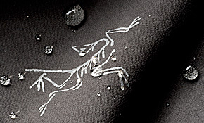 Abperlendes Wasser auf einer Softshell