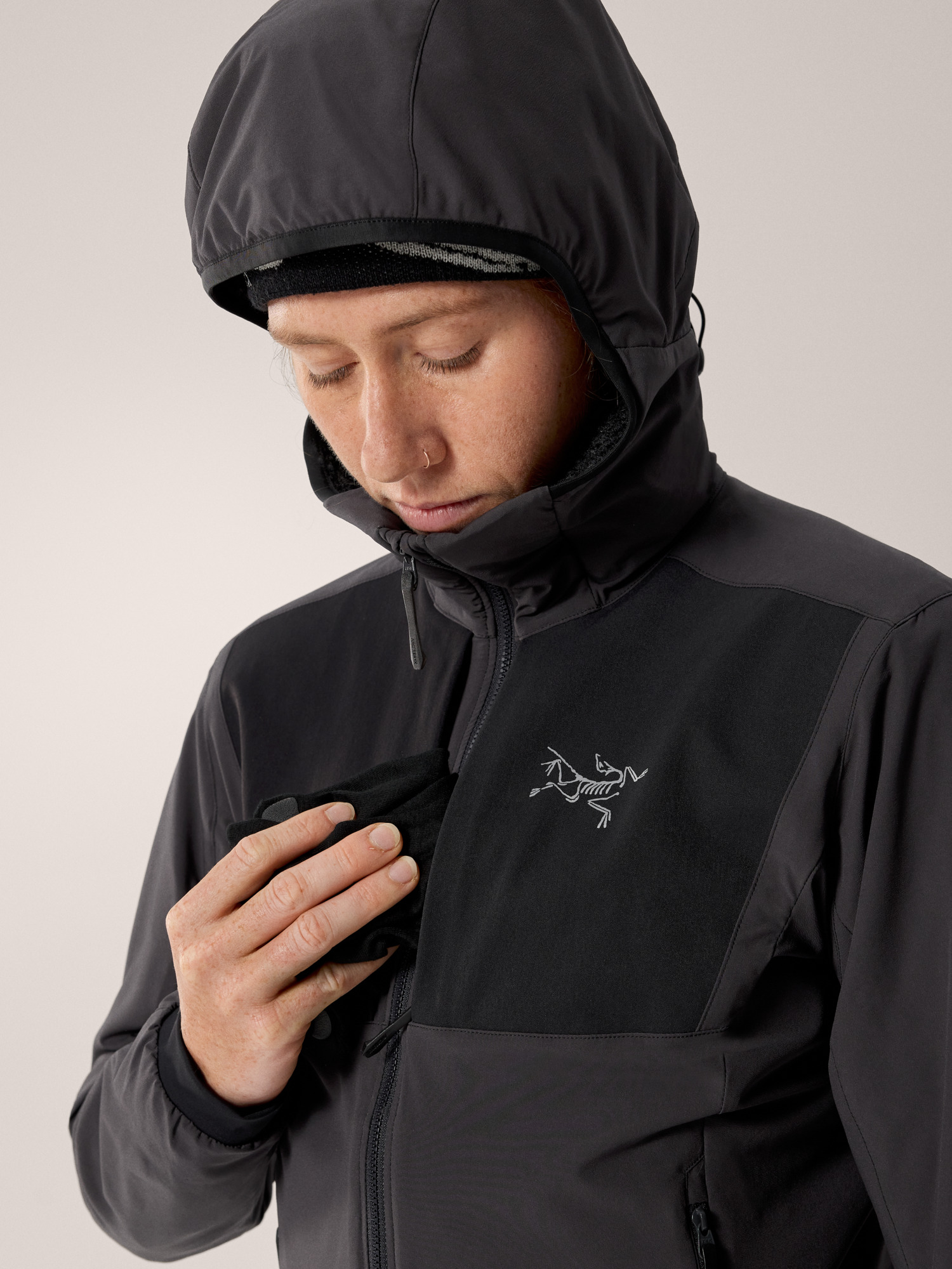 Женские худи Arc'teryx Practitioner AR Hoody, цвет: Карбоновый — фото 5