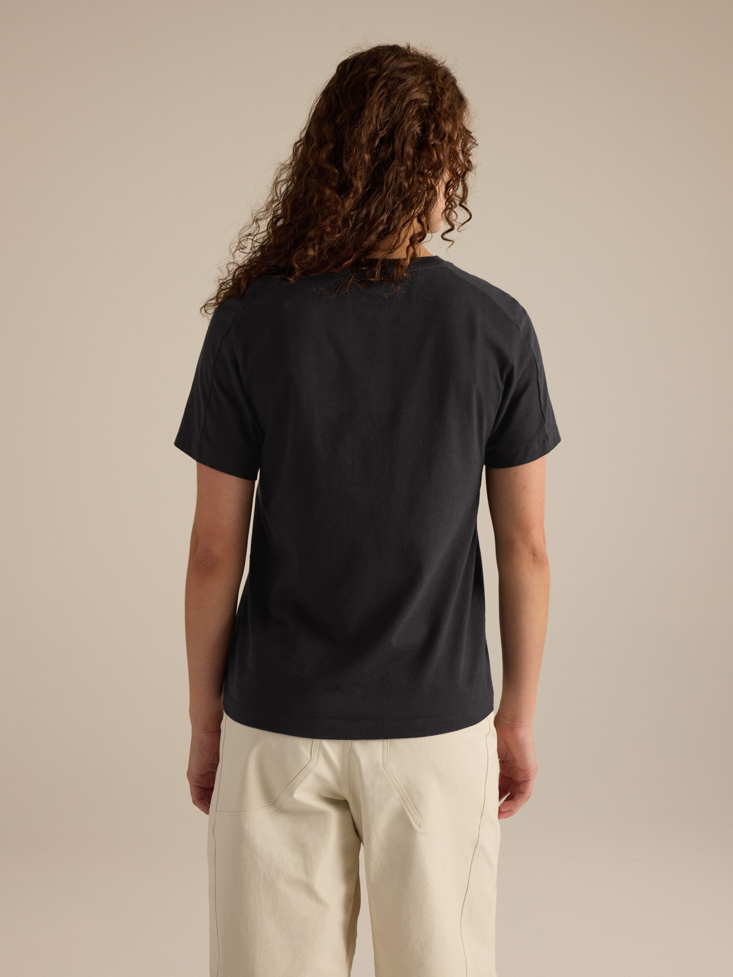 Женская рубашка Arc'teryx Kragg SL Cotton Emblem Crew Shirt SS, цвет: Чёрный — фото 4