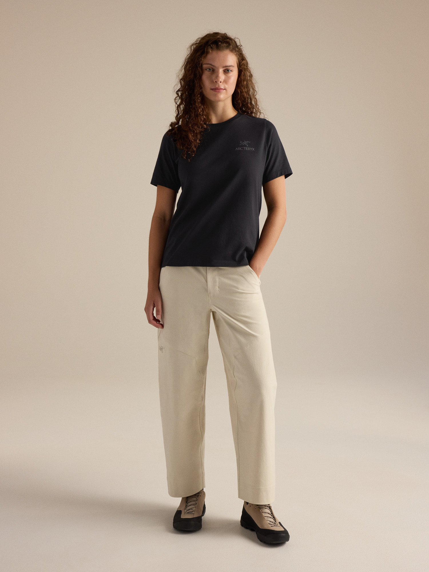 Женская рубашка Arc'teryx Kragg SL Cotton Emblem Crew Shirt SS, цвет: Чёрный — фото 7