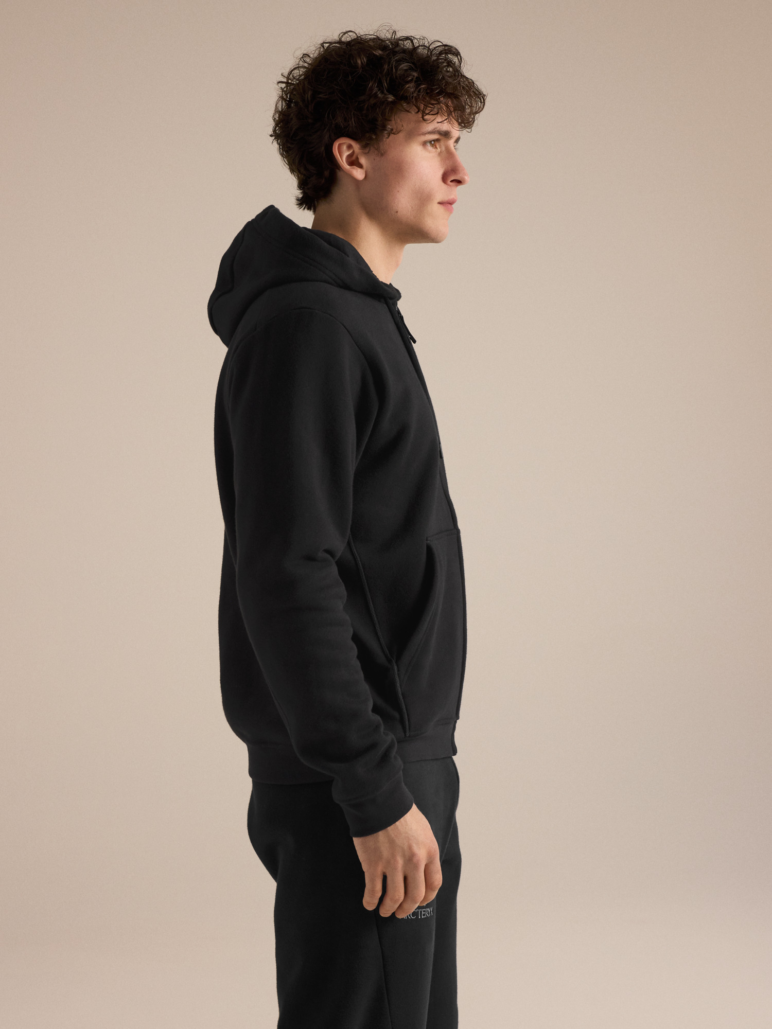 Мужское худи Arc'teryx Emblem Fleece Full Zip Hoody, цвет: Чёрный — фото 3