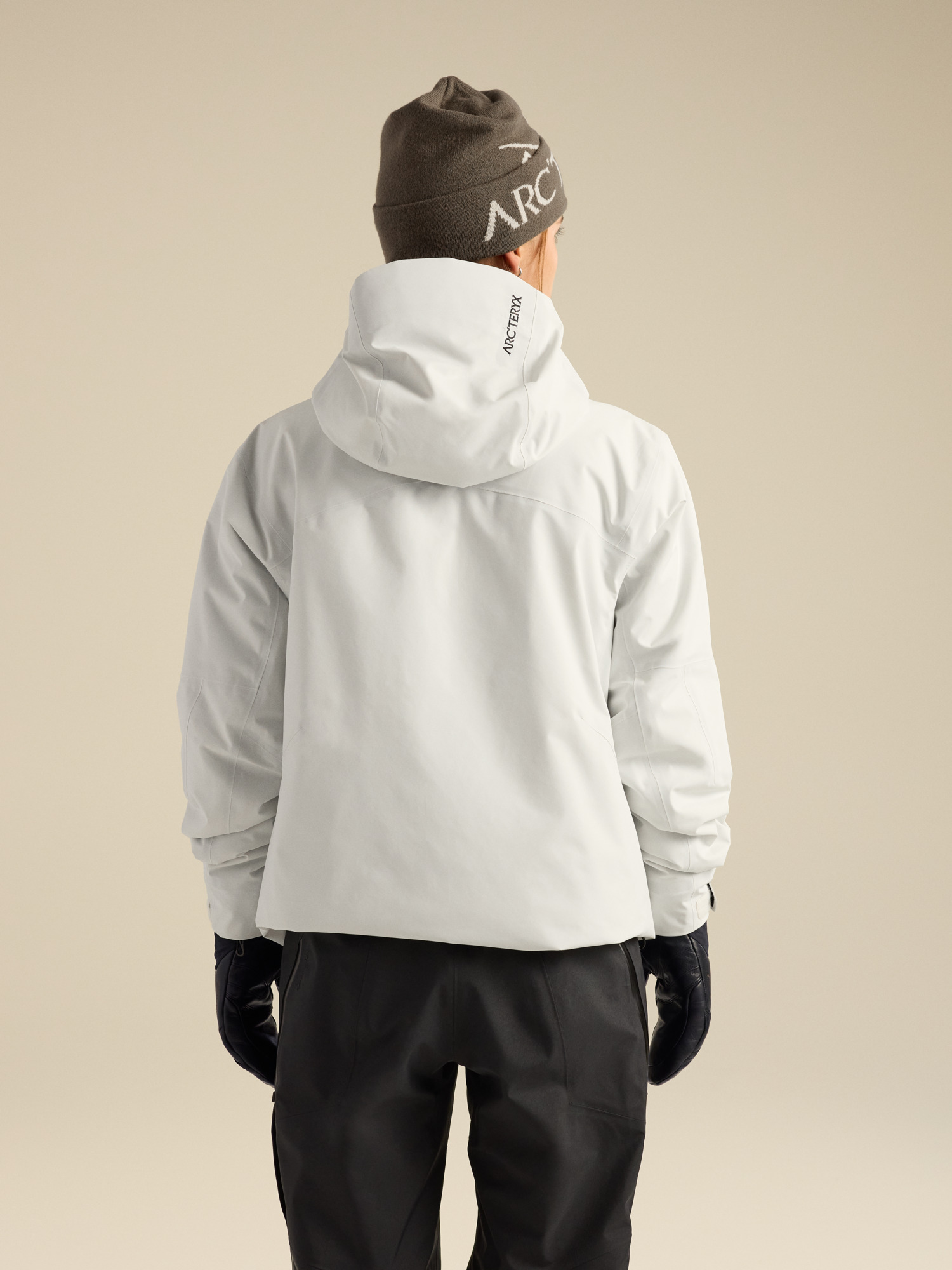 Женская куртка Arc'teryx Sentinel Insulated, цвет: Шёлковый / Чёрный — фото 4