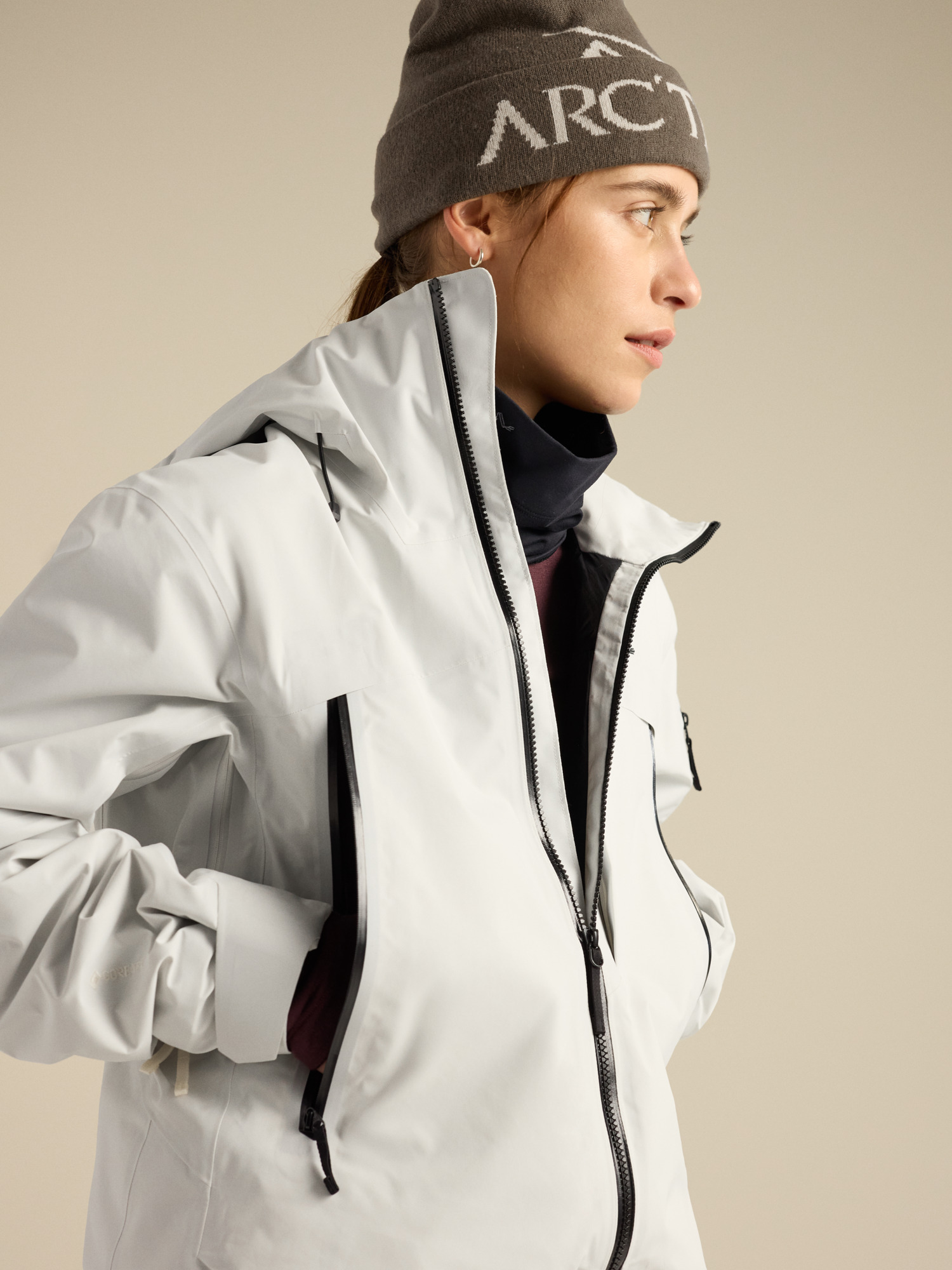 Женская куртка Arc'teryx Sentinel Insulated, цвет: Шёлковый / Чёрный — фото 6