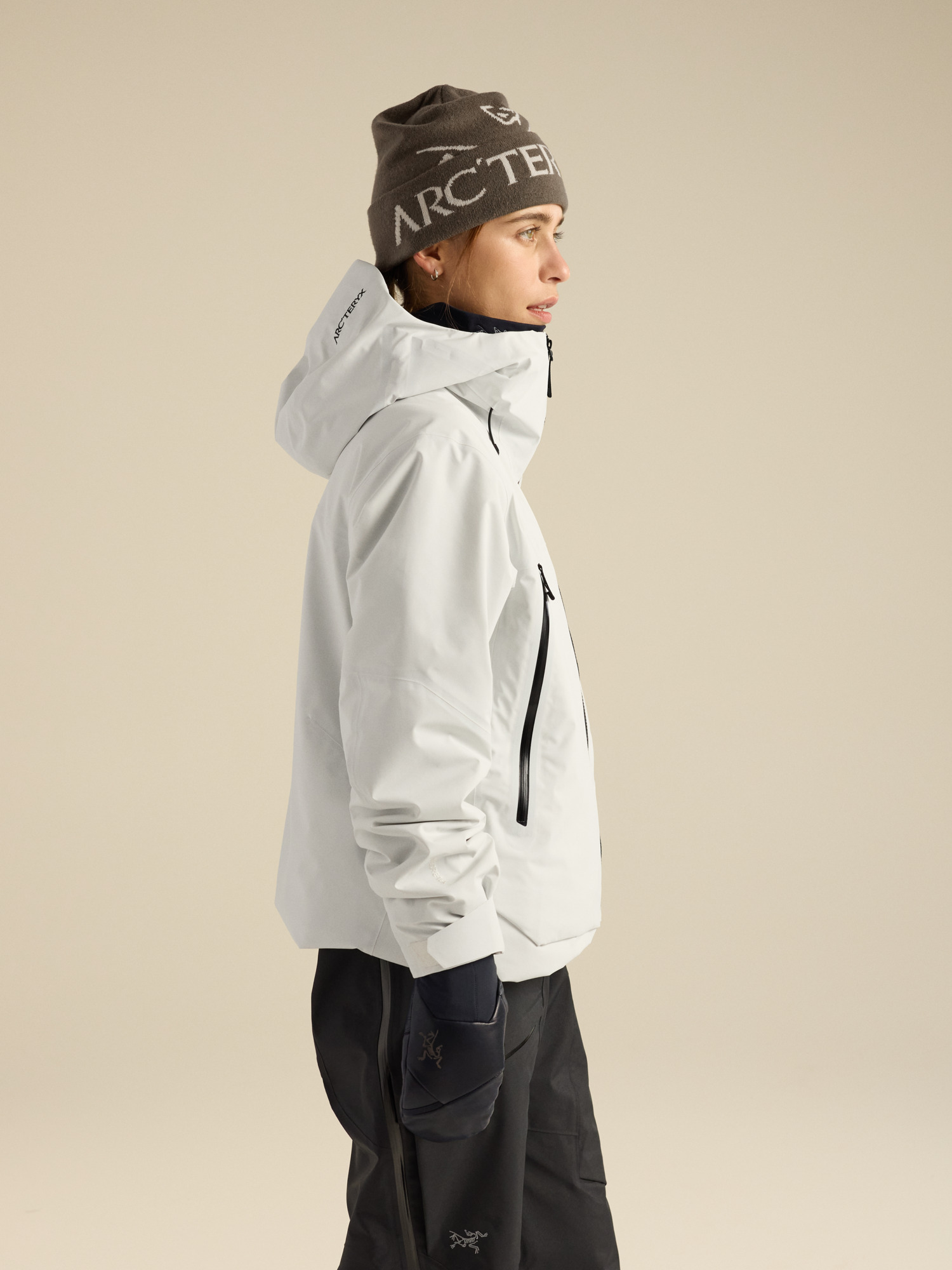 Женская куртка Arc'teryx Sentinel Insulated, цвет: Шёлковый / Чёрный — фото 3