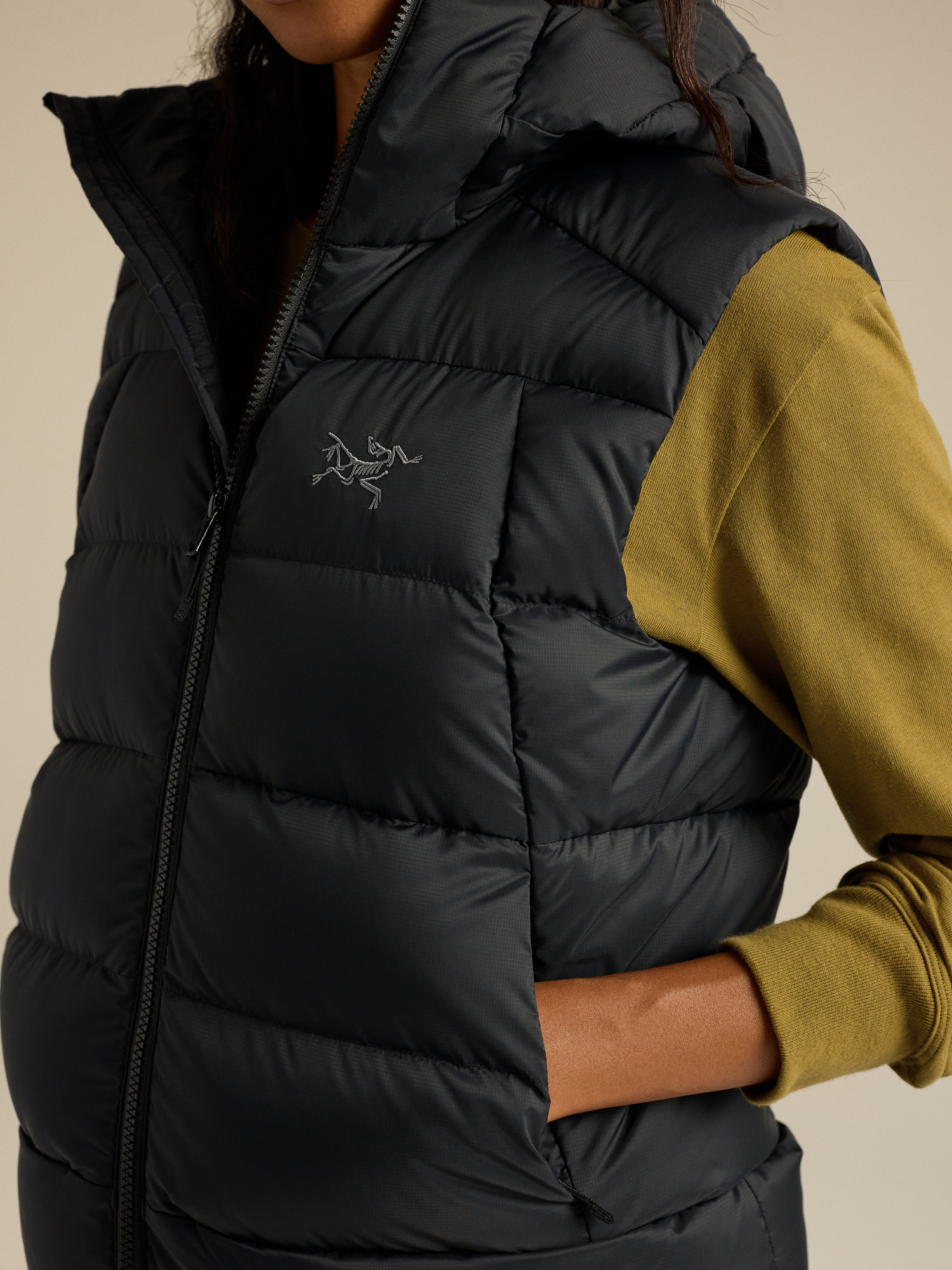 Женский жилет Arc'teryx Thorium, цвет: Чёрный — фото 6