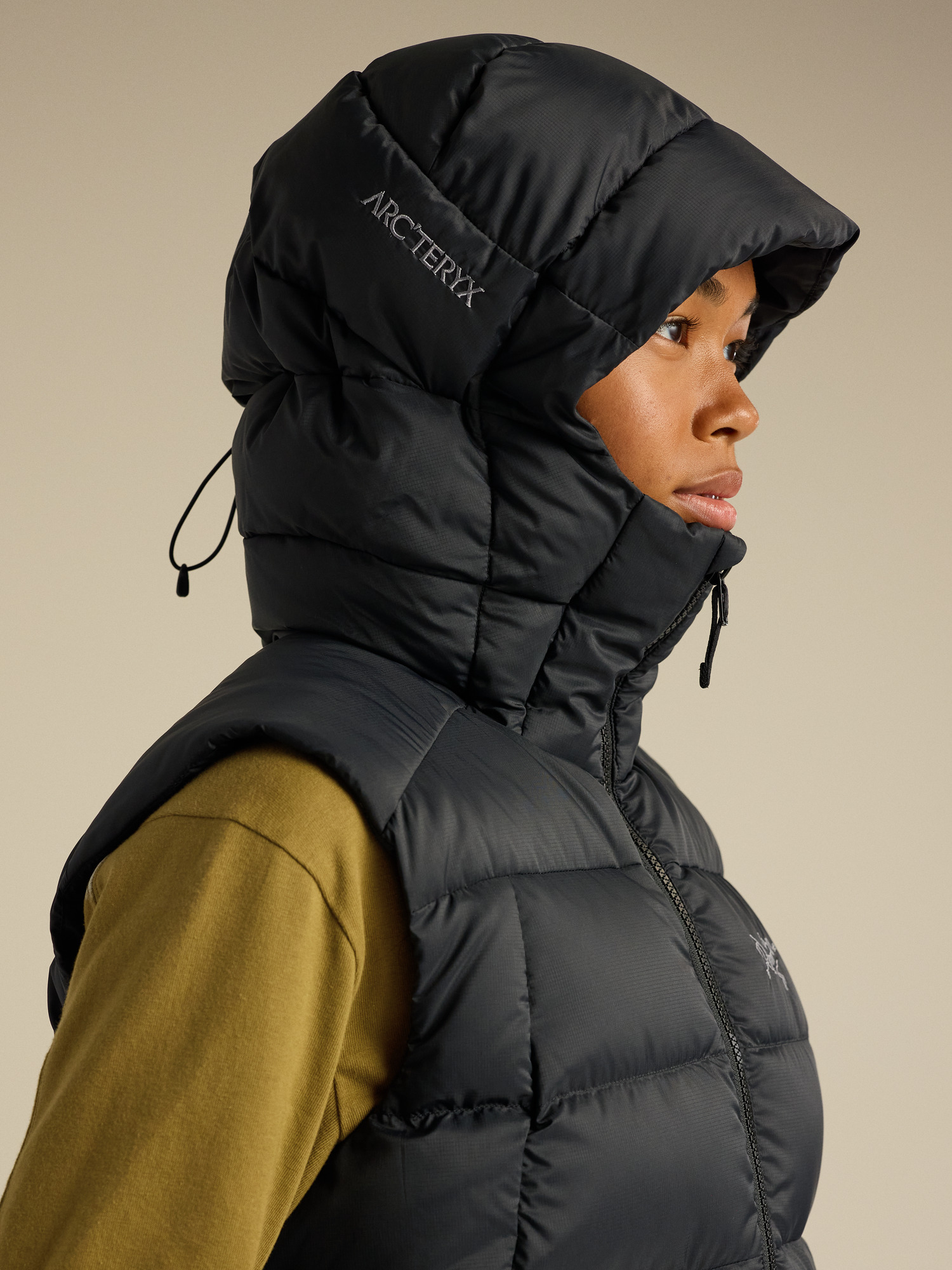Женский жилет Arc'teryx Thorium, цвет: Чёрный — фото 5