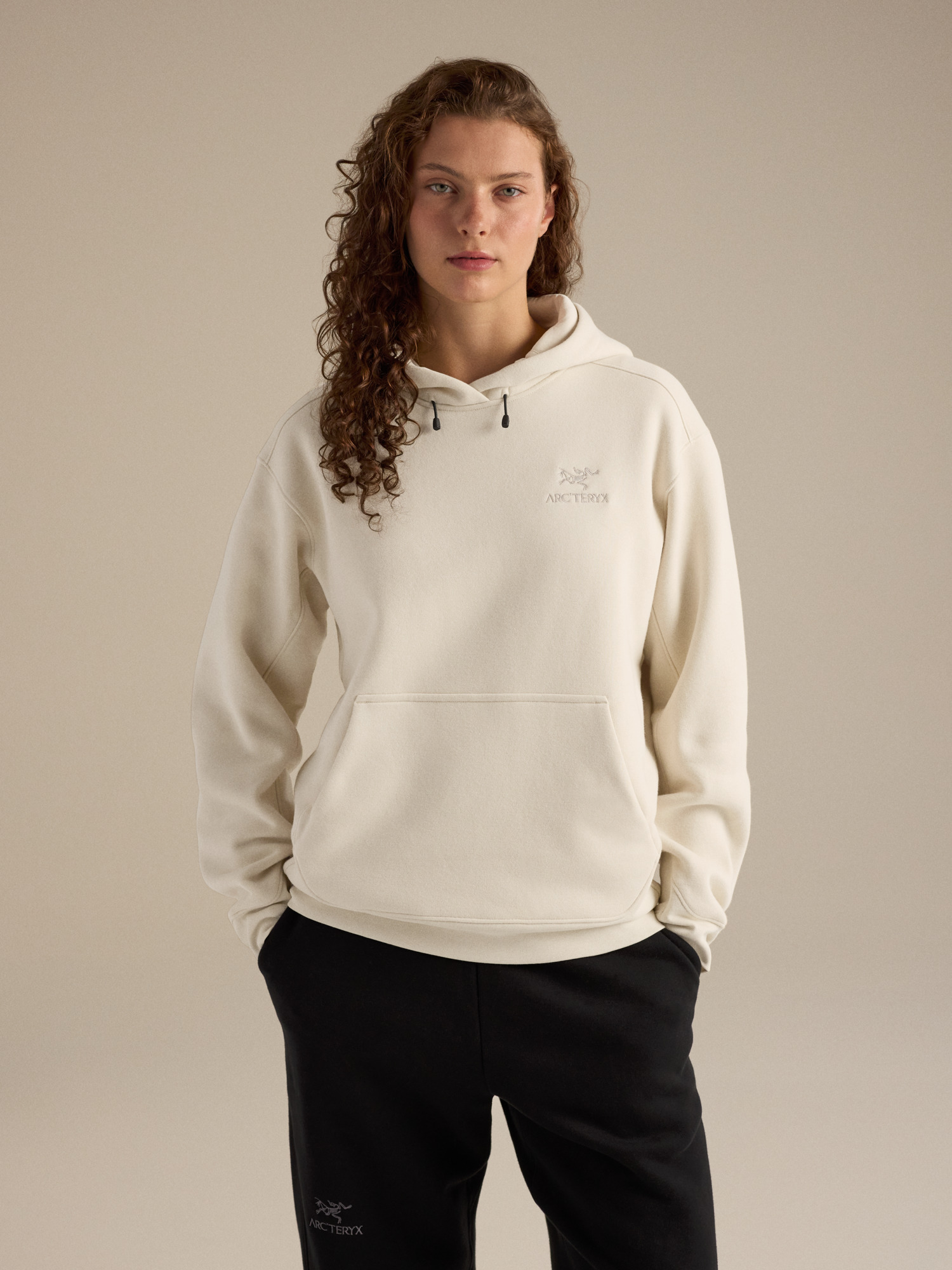 Sudadera con capucha Emblem de forro polar Mujer