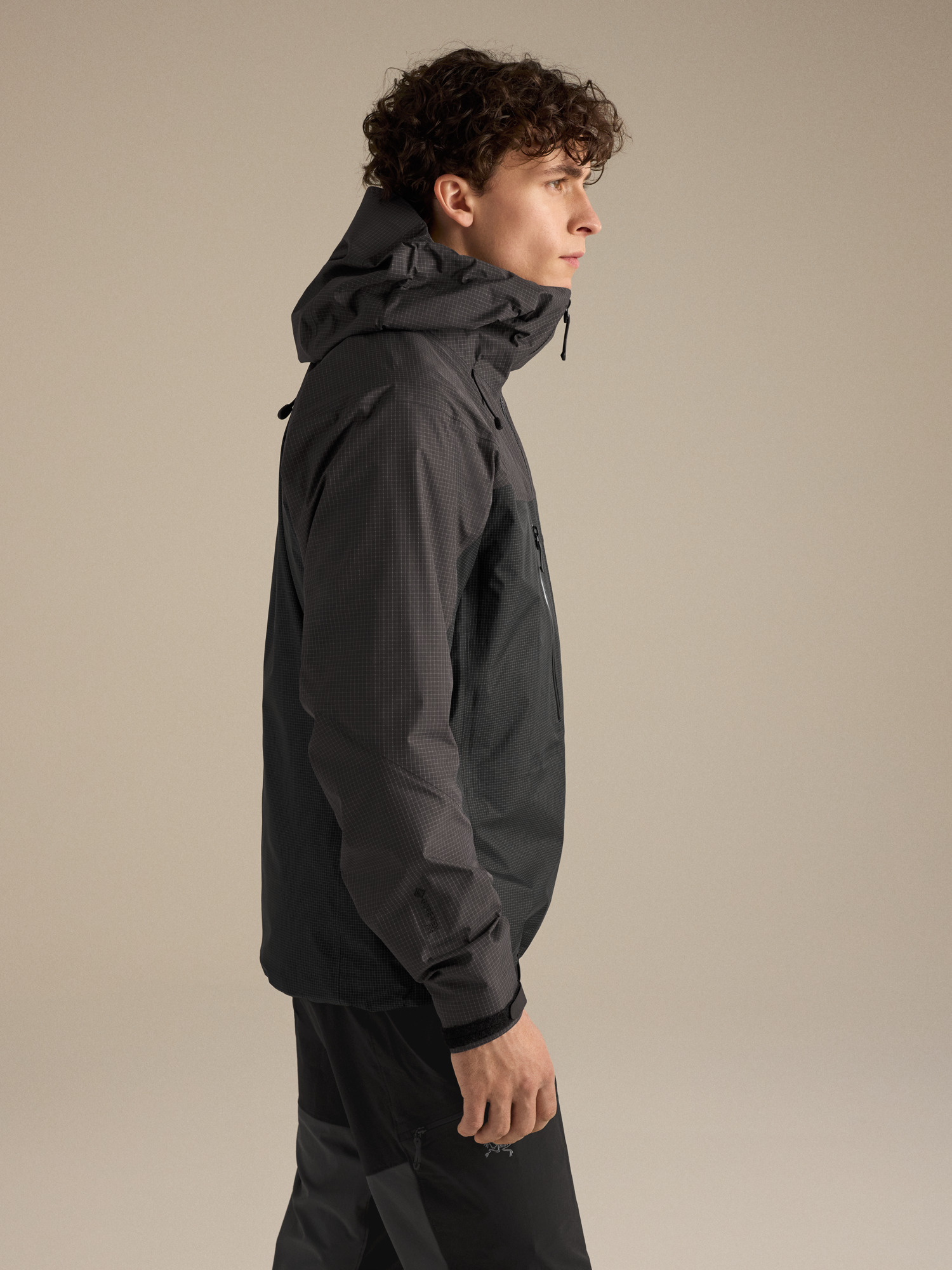 Мужская куртка Arc'teryx Alpha, цвет: Графитовый / Чёрный — фото 3