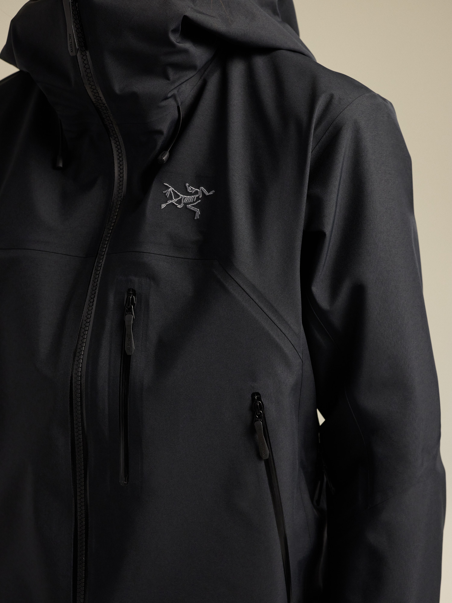 Женская куртка Arc'teryx Beta SV, цвет: Чёрный — фото 6
