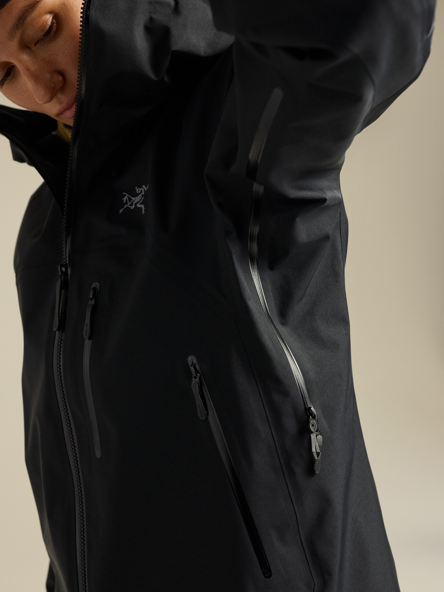Женская куртка Arc'teryx Beta SV, цвет: Чёрный — фото 7