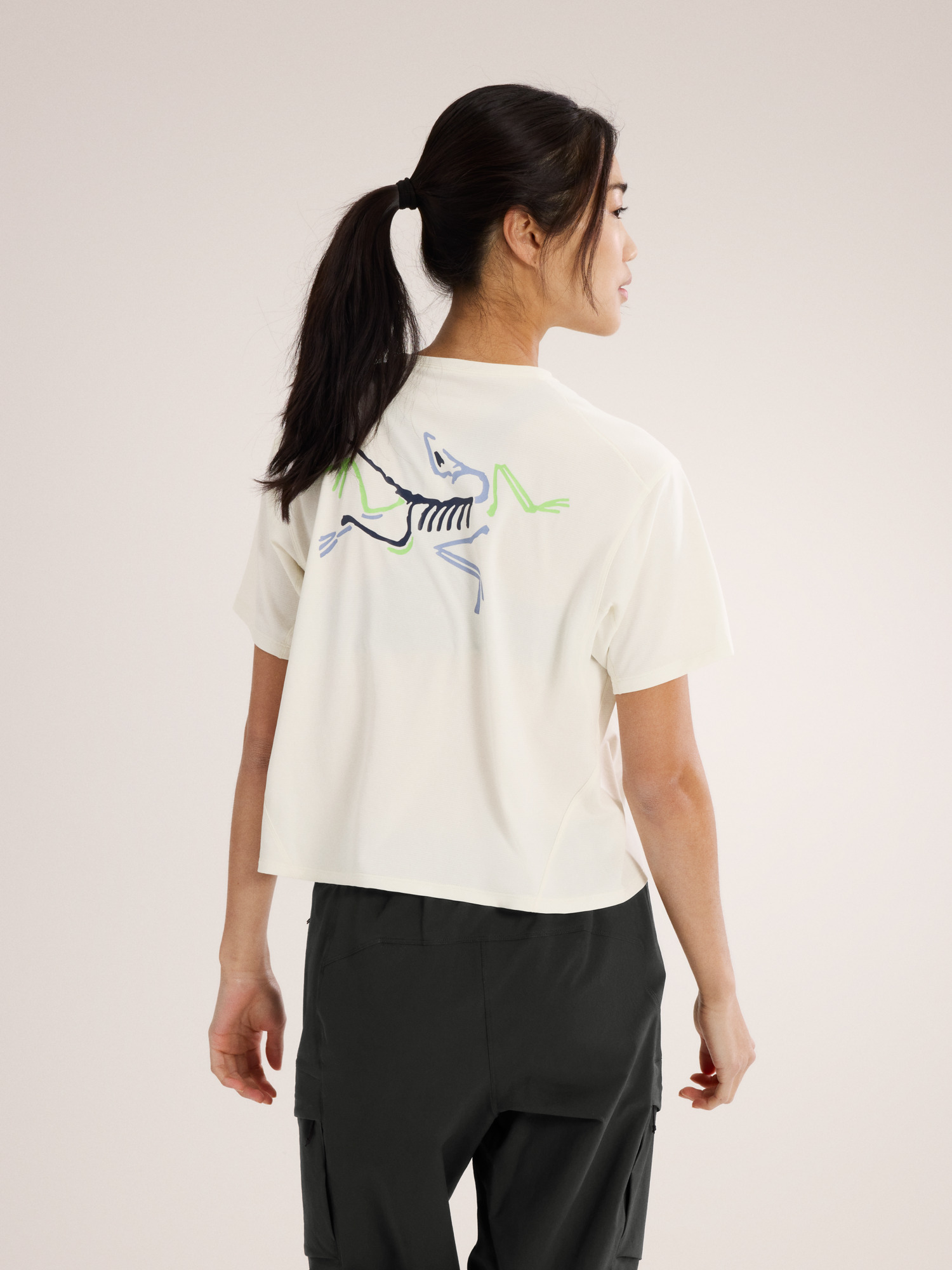 (取寄) アークテリクス レディース ティーマ クロップ ロゴ ショート スリーブ Arc'teryx women Taema Crop Logo Short Sleeve Black Heather/Graph Taema Crop Logo T-Shirt Women's | Arc'teryx