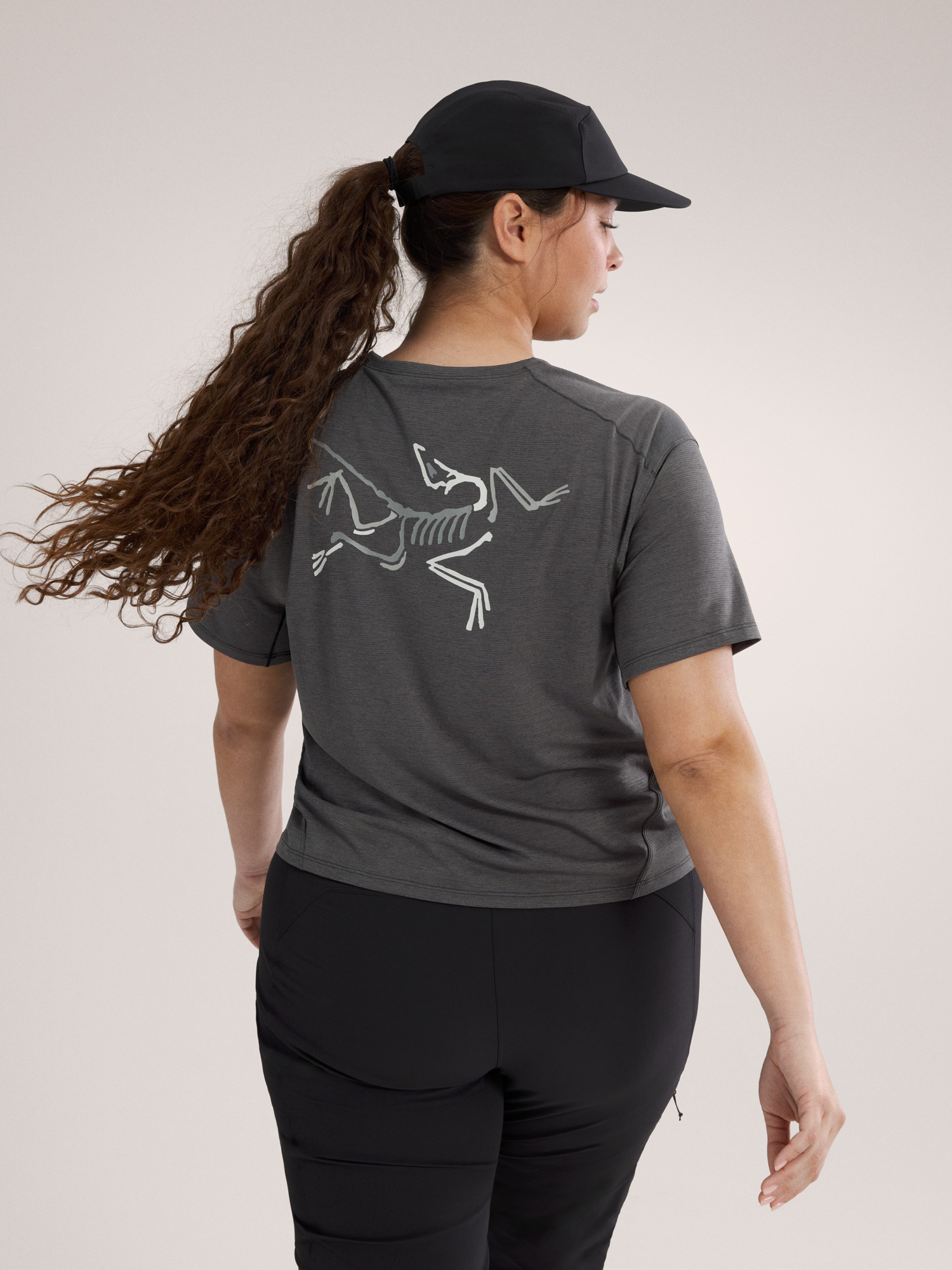 (取寄) アークテリクス レディース ティーマ クロップ ロゴ ショート スリーブ Arc'teryx women Taema Crop Logo Short Sleeve Black Heather/Graph Taema Crop Logo T-Shirt Women's | Arc'teryx