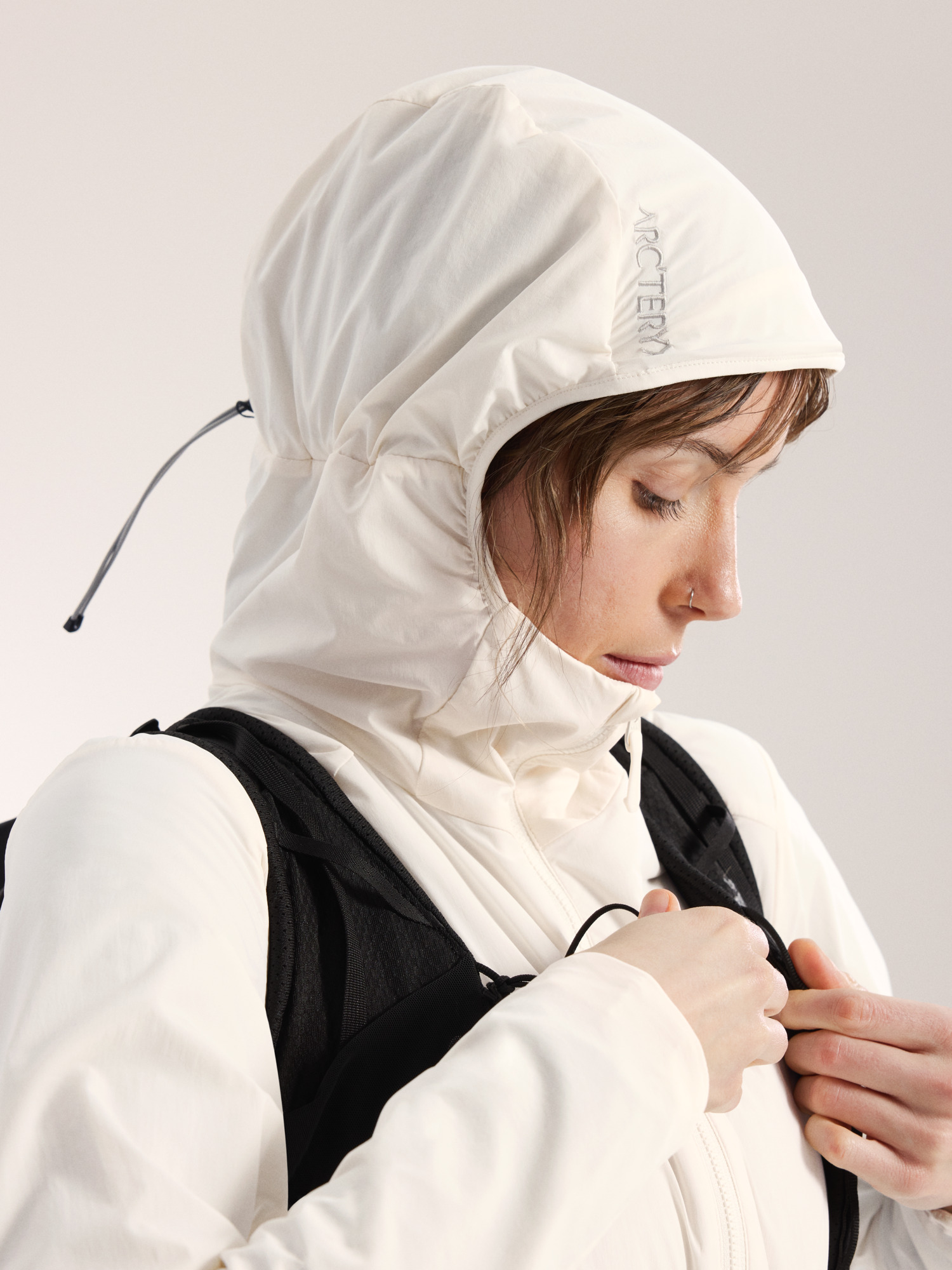 Женские куртки Arc'teryx Atom SL Hoody, цвет: Шёлковый — фото 5