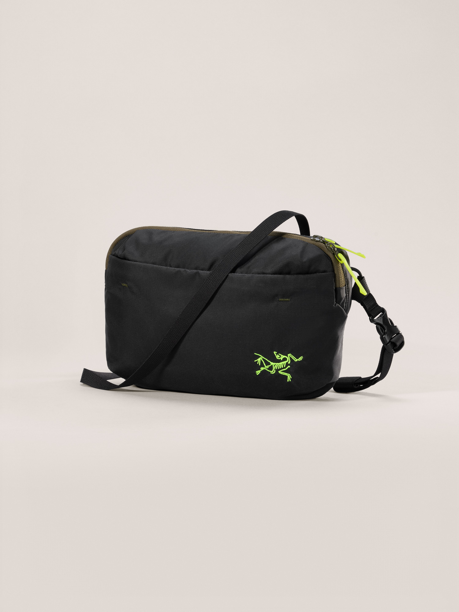 新品　BEAMS アークテリクス　Heliad Crossbody ブラック希少 Arc'teryx Heliad 6 Crossbody Bag Black / | eBay
