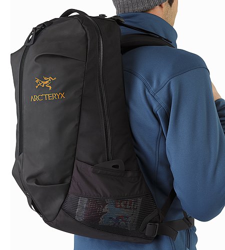 Arro 22 backpack black side pocket